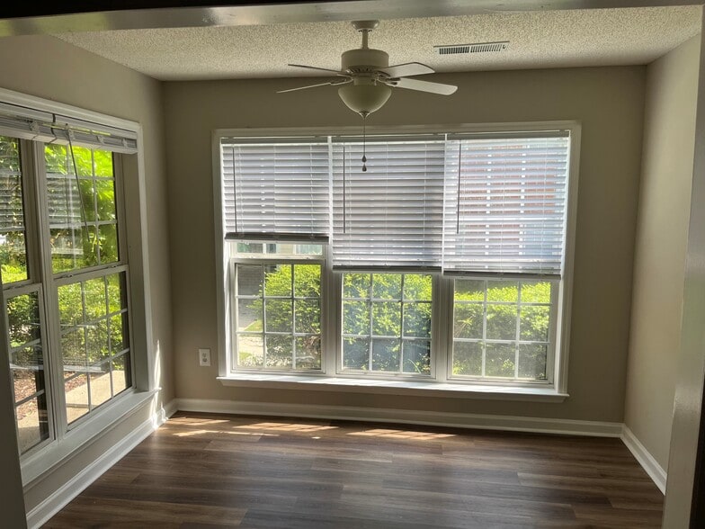 Scarborough Place & Sleepy Creek portfolio of 2 properties for sale on LoopNet.ca - Building Photo - Image 2 of 22