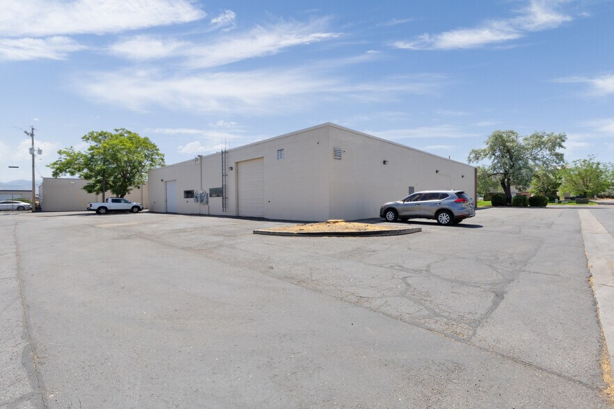 2126 Printers Row, West Valley City, UT à louer - Photo du bâtiment - Image 2 de 11