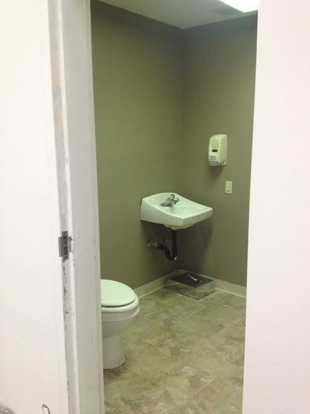 1160 Industrial Ave, Petaluma, CA for lease - Building Photo - Image 3 of 8