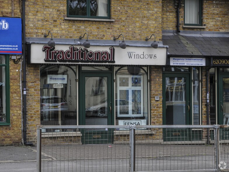 321 Hornchurch Rd, Hornchurch à louer - Photo du bâtiment - Image 3 de 11