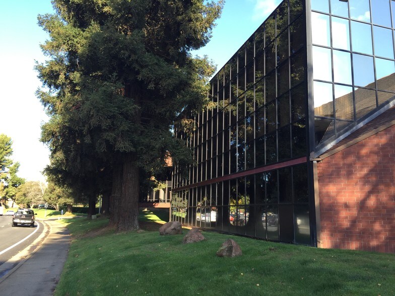 2335 American River Dr, Sacramento, CA à louer - Photo du bâtiment - Image 3 de 21