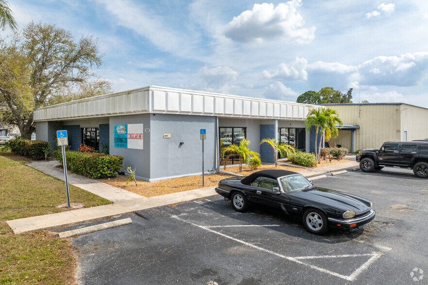 2129 Andrea Ln, Fort Myers, FL à vendre - Photo du bâtiment - Image 1 de 1