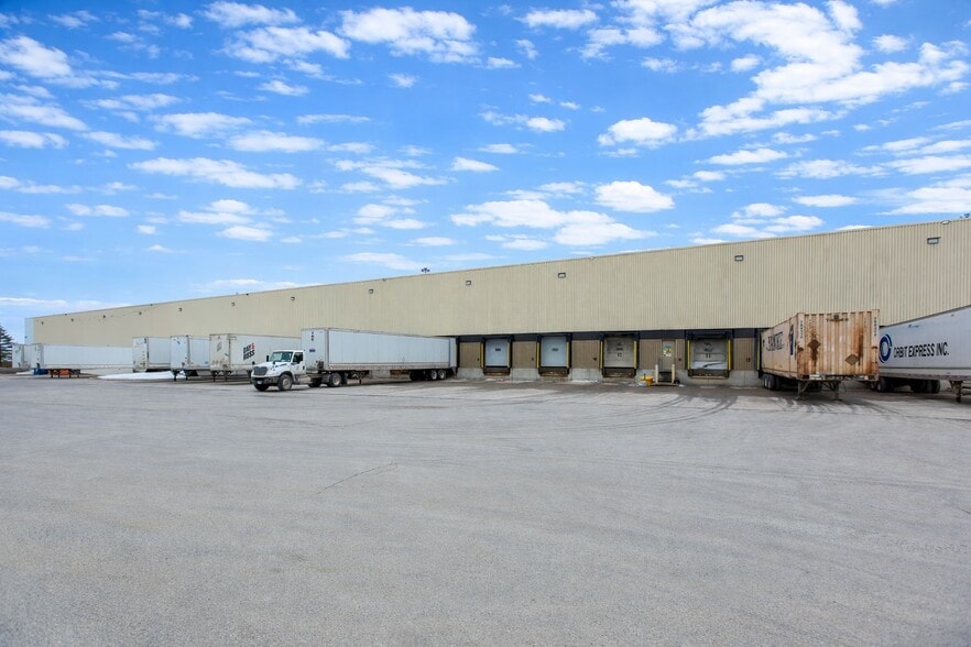 520 Beards Ln, Woodstock, ON à louer - Photo du bâtiment - Image 2 de 7