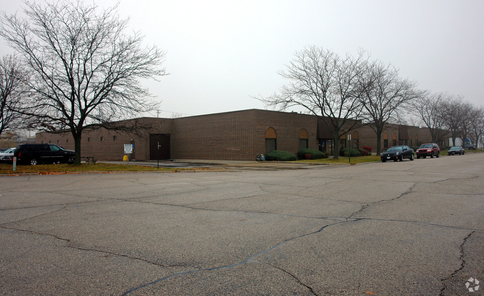 900-926 Estes Ave, Schaumburg, IL à louer - Photo principale - Image 1 de 5