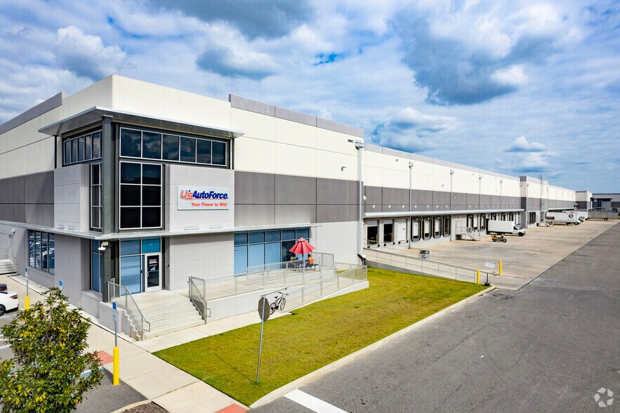 9210 E Columbus Dr, Tampa, FL à louer - Photo du bâtiment - Image 1 de 20