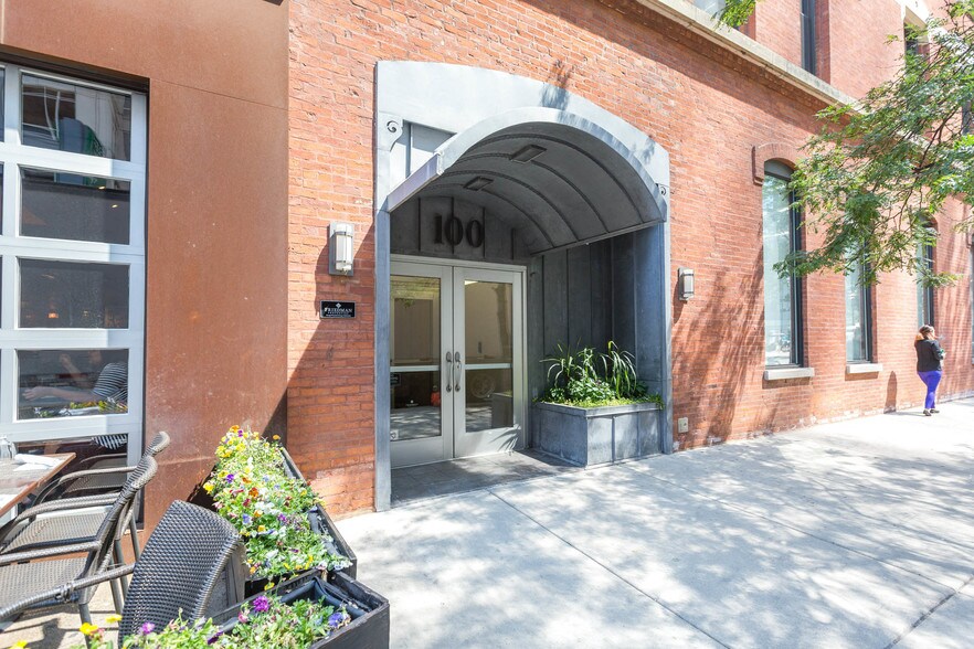 100 W Kinzie St, Chicago, IL à louer - Photo du bâtiment - Image 3 de 4