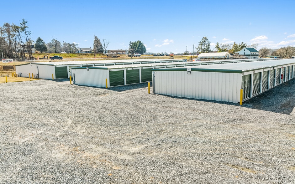 Creekside Self Storage Portfolio portfolio of 2 properties for sale on LoopNet.ca - Building Photo - Image 2 of 7