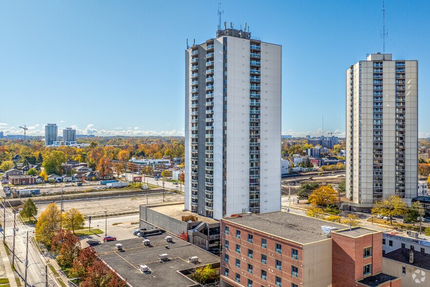 340 Colborne St, London, ON à louer - Photo du bâtiment - Image 2 de 22