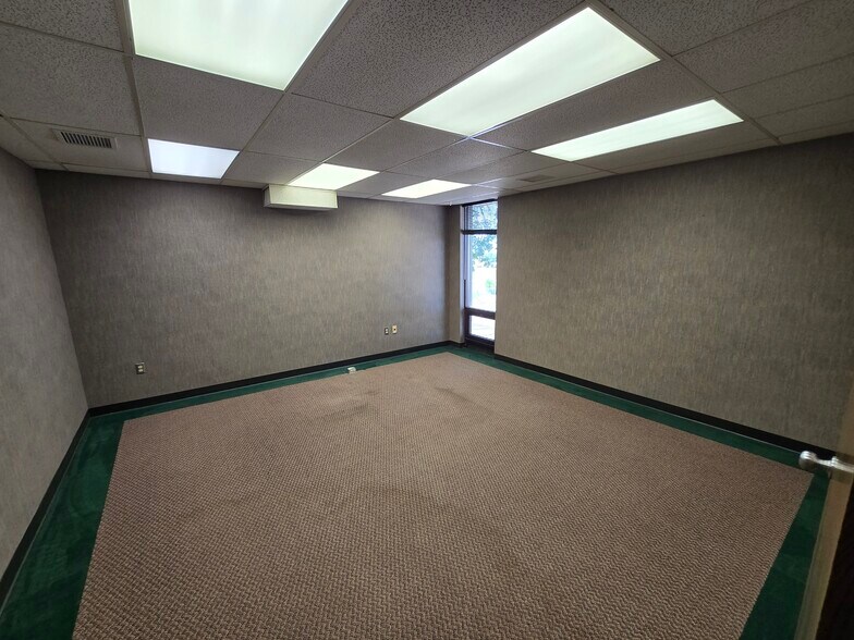 1600 E Benson Rd, Sioux Falls, SD à vendre - Photo du bâtiment - Image 3 de 11