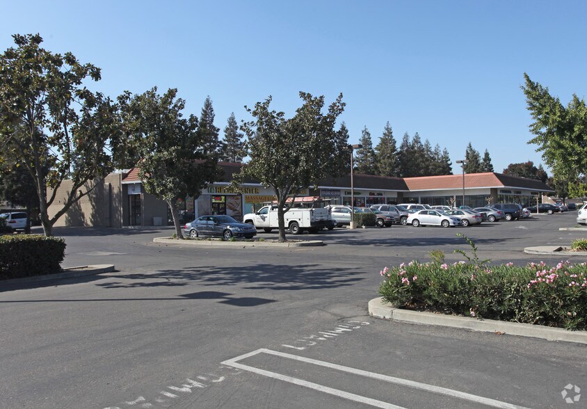 1320 Standiford Ave, Modesto, CA à louer - Photo du bâtiment - Image 1 de 3
