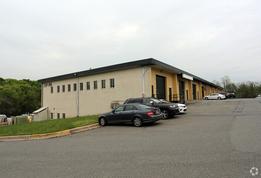 710-746 E Gude Dr, Rockville, MD à louer - Photo du bâtiment - Image 3 de 10