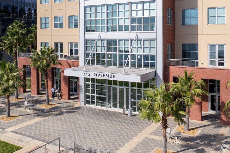 245 Riverside Ave, Jacksonville, FL à louer - Photo du bâtiment - Image 3 de 5