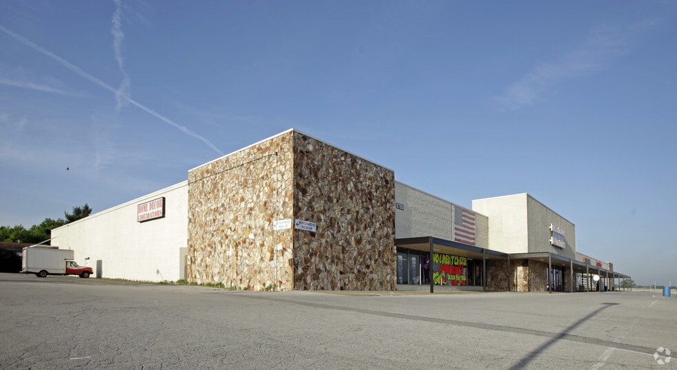 8780 Pershall Rd, Hazelwood, MO for lease - Primary Photo - Image 1 of 4