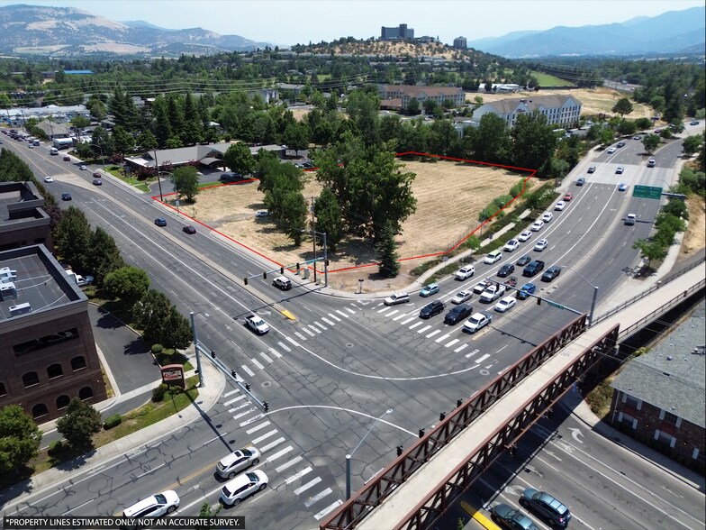 1300 Barnett Rd, Medford, OR à vendre - Photo du bâtiment - Image 2 de 7