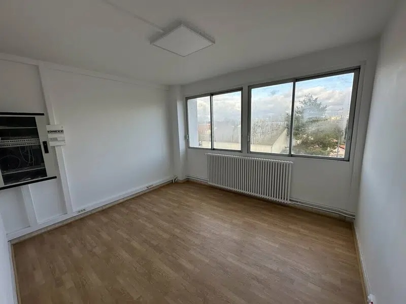 Office in Maisons-Alfort for lease Interior Photo- Image 1 of 6