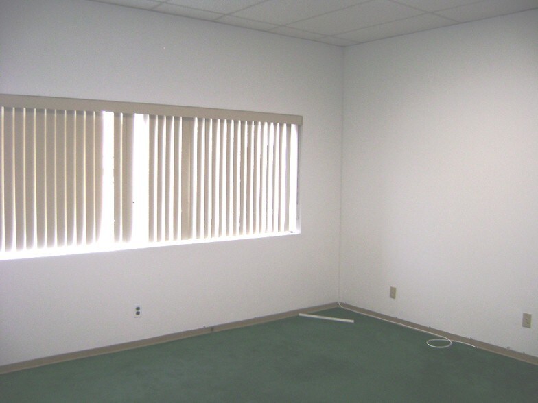 10 Cedar Swamp Rd, Glen Cove, NY à louer - Photo intérieure - Image 2 de 12