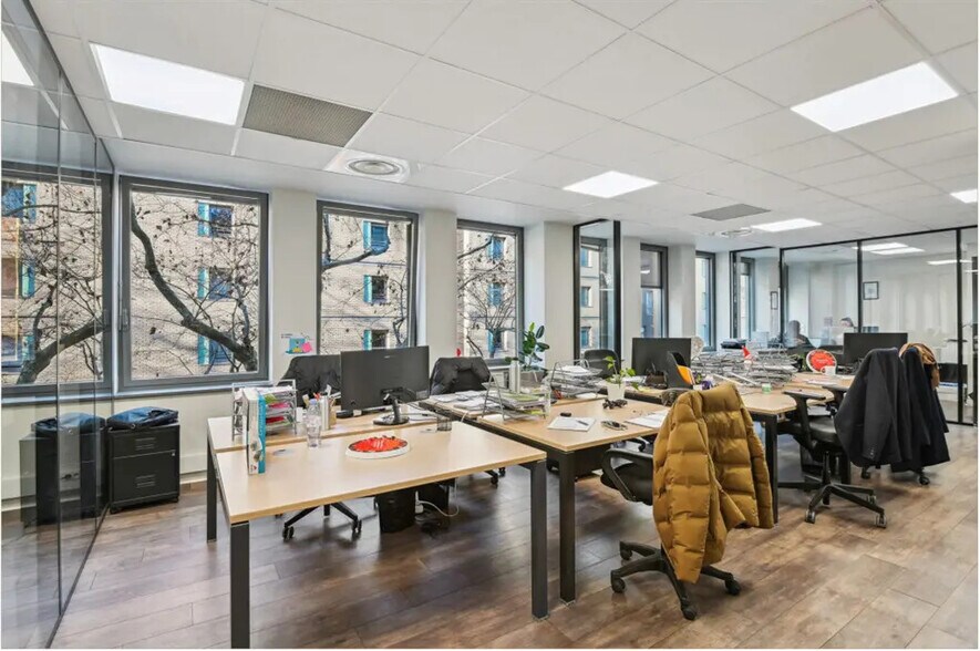 Office in Clichy for lease - Building Photo - Image 1 of 9