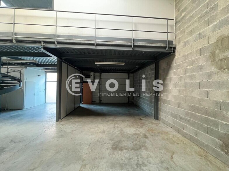 Flex in Dardilly for lease - Interior Photo - Image 3 of 8