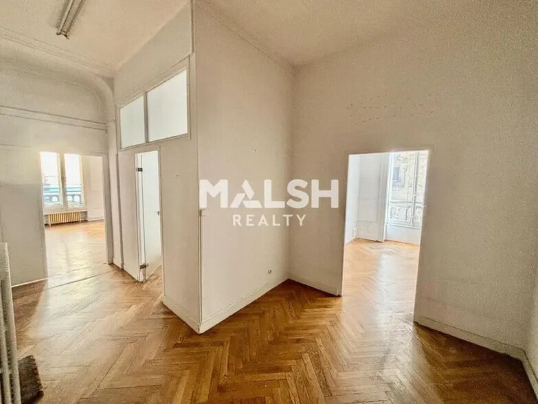 Office in Lyon for lease - Interior Photo - Image 3 of 12