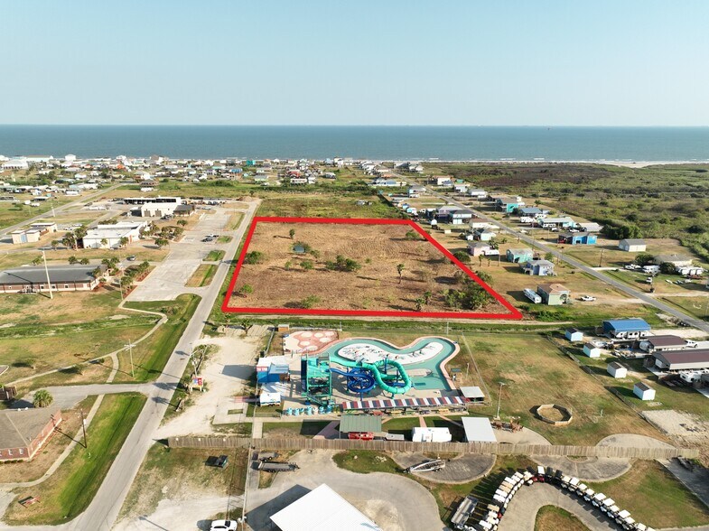 985 Noble Carl Dr, Crystal Beach, TX for sale - Building Photo - Image 1 of 9