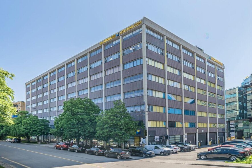 5250-5260 Rue Ferrier, Montréal, QC à louer - Photo du bâtiment - Image 1 de 4