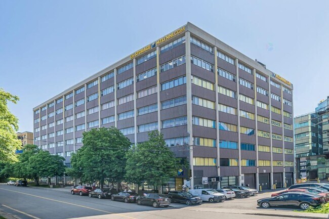 Plus de détails pour 5250-5260 Rue Ferrier, Montréal, QC - Bureau à louer