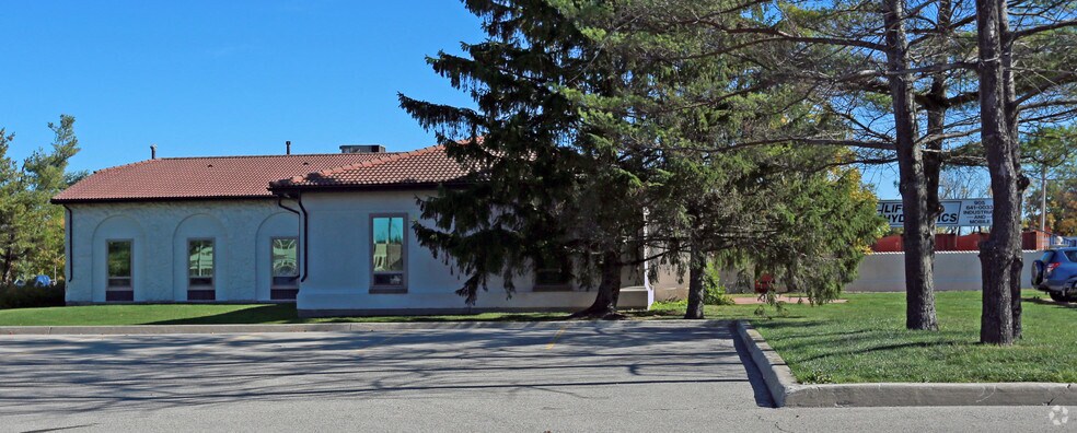 250 Martindale Rd, St Catharines, ON à louer - Photo du bâtiment - Image 3 de 4