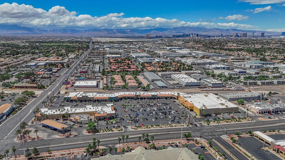 2801-2851 N Green Valley Pky, Henderson, NV à louer - Photo du bâtiment - Image 3 de 8