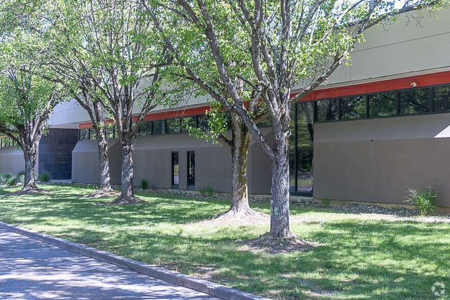 2000 Cornwall Rd, Monmouth Junction, NJ for sale - Building Photo - Image 2 of 15