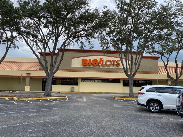 2398 Commercial Way, Spring Hill, FL à louer - Photo du bâtiment - Image 2 de 11