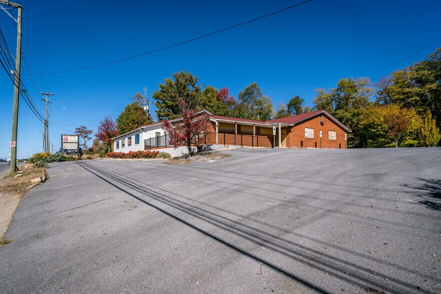 2323 W Main St, Waynesboro, VA à vendre - Photo du bâtiment - Image 2 de 47