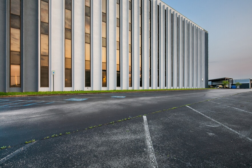 5751 Uptain Rd, Chattanooga, TN for lease - Building Photo - Image 2 of 28