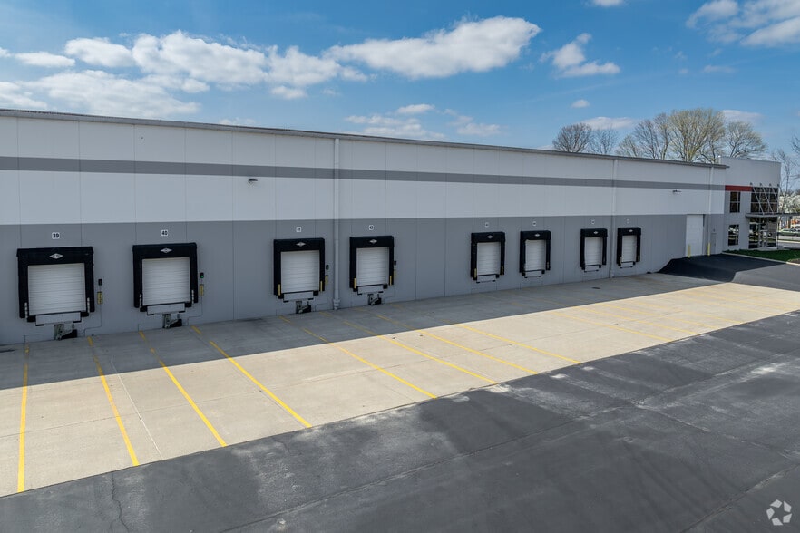 5920 Green Pointe Dr S, Groveport, OH à louer - Photo du bâtiment - Image 3 de 5