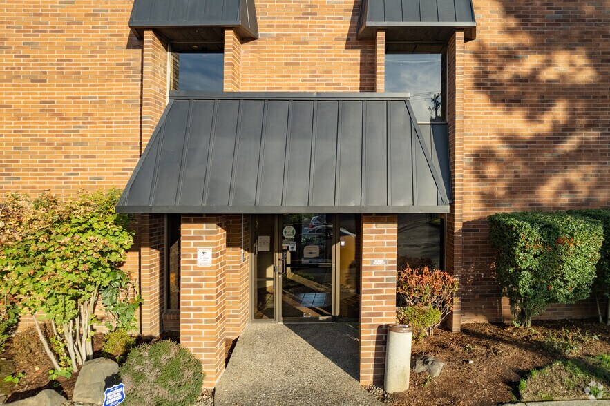 8401 NE Halsey St, Portland, OR à louer - Photo du bâtiment - Image 2 de 5