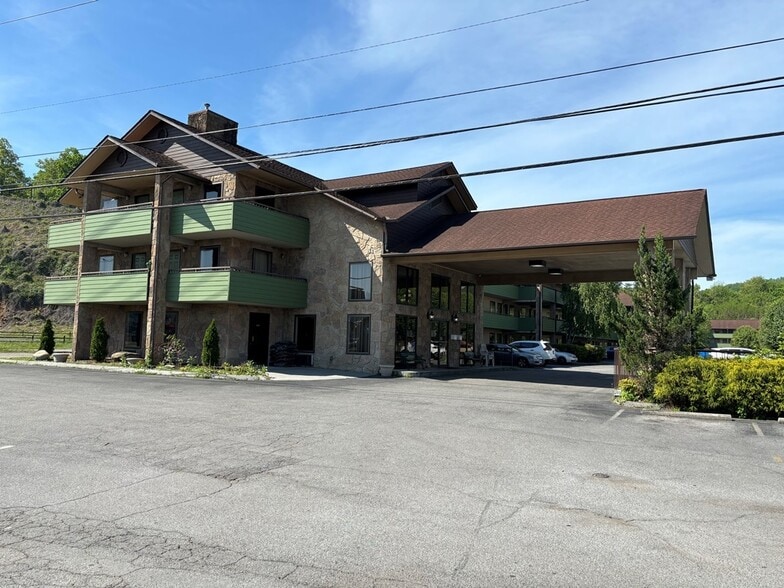4010 Parkway, Pigeon Forge, TN for sale - Building Photo - Image 2 of 10
