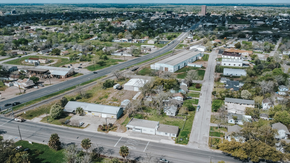 305 N Laurent St, Victoria, TX for lease - Building Photo - Image 2 of 44