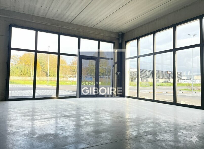 Retail in La Mézière for lease - Building Photo - Image 3 of 8
