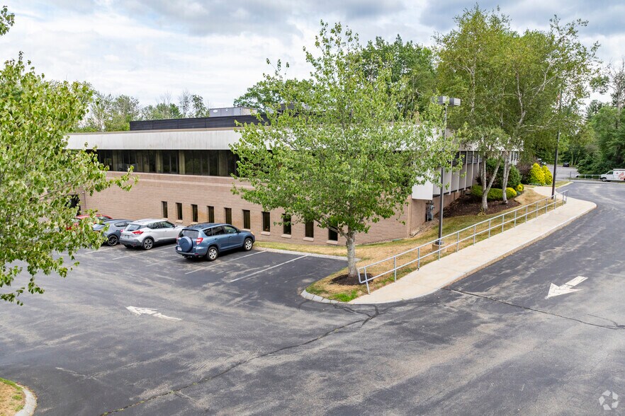 6 Manor Pky, Salem, NH à louer - Photo du bâtiment - Image 3 de 5