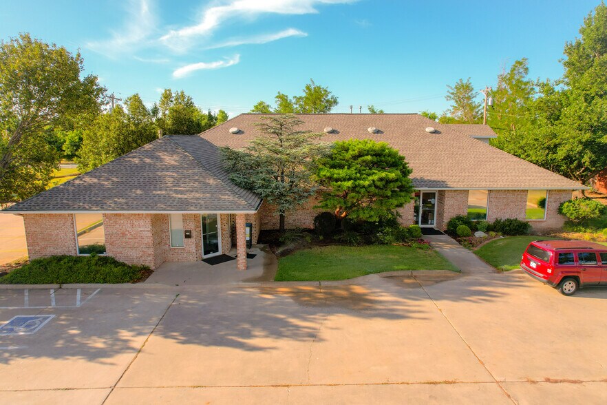 817 Irish Ln, Edmond, OK à louer - Photo du bâtiment - Image 1 de 16