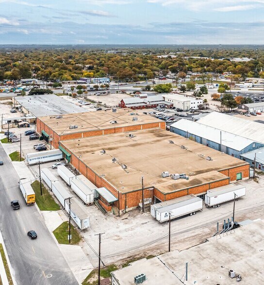 1734 Centennial Blvd, San Antonio, TX à louer - Photo du bâtiment - Image 2 de 12