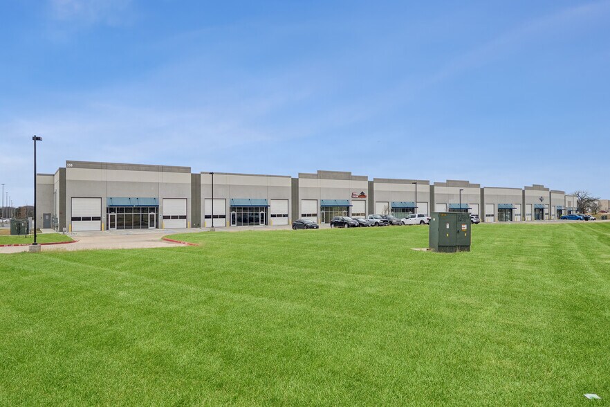 550 W Round Grove Rd, Lewisville, TX à louer - Photo du bâtiment - Image 2 de 44