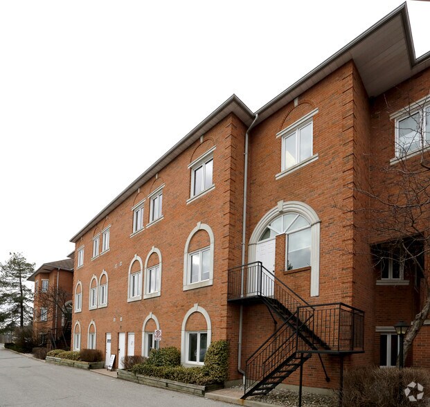 317 Renfrew Dr, Markham, ON à vendre - Photo du bâtiment - Image 3 de 4