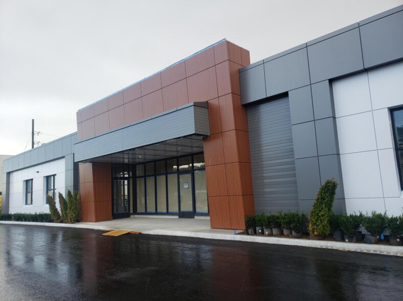 Industriel dans Toronto, ON à vendre - Photo principale - Image 1 de 1