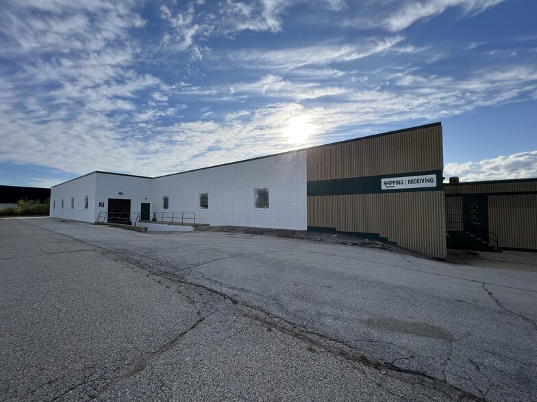 N90W14635 Commerce Dr, Menomonee Falls, WI for lease - Building Photo - Image 2 of 15