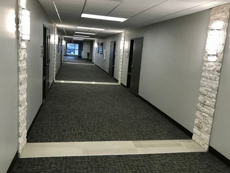 39500 W Ten Mile Rd, Novi, MI for lease - Interior Photo - Image 3 of 7