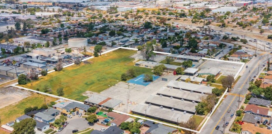 201 N Vernon Ave, Azusa, CA à vendre - Aérien - Image 1 de 6