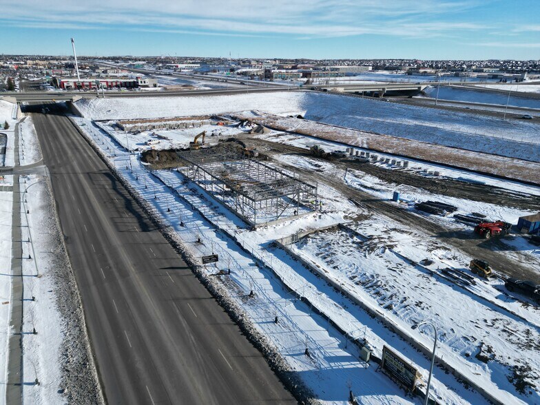 3105 Main St SW, Airdrie, AB à vendre - Photo du bâtiment - Image 3 de 6