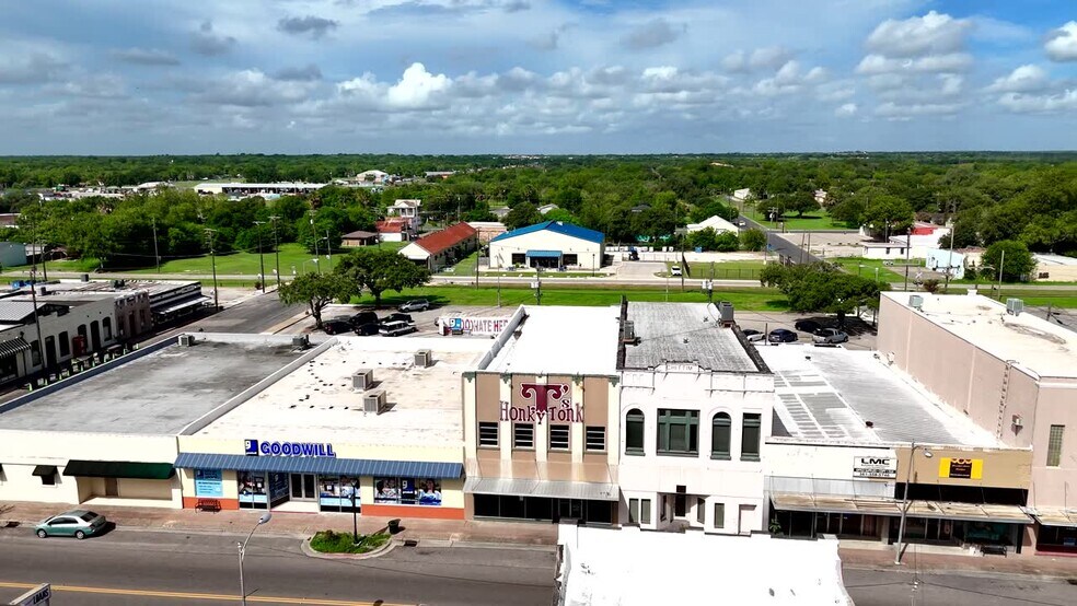 209 N Washington St, Beeville, TX à vendre - Vidéo sur l’inscription commerciale - Image 2 de 29