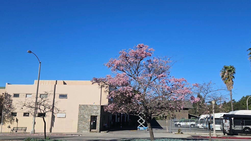 303 N Allen Ave, Pasadena, CA à vendre - Photo du bâtiment - Image 3 de 4