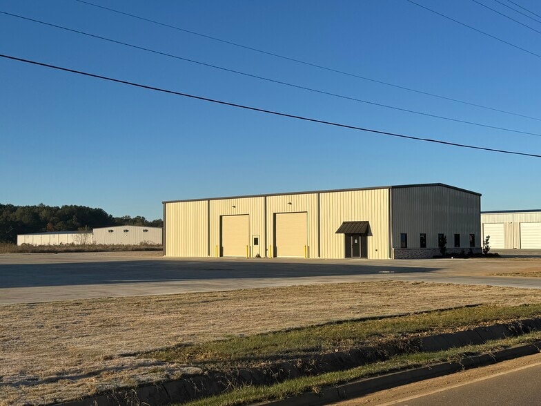 107 Aerosmith Dr, Richland, MS à louer - Photo du bâtiment - Image 3 de 18